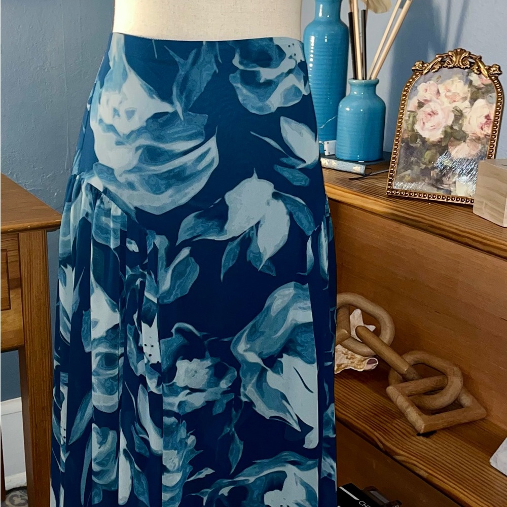Preloved, like new Vera Wang, size M skirt, Blue Floral